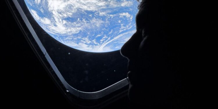 Artemis II revela impactantes imágenes inéditas del planeta Tierra