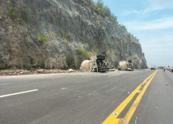 Cierran Carretera Rumbo Nuevo por derrame combustible