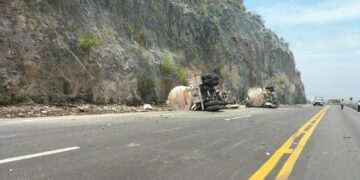 Cierran Carretera Rumbo Nuevo por derrame combustible