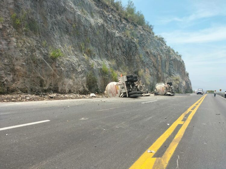 Cierran Carretera Rumbo Nuevo por derrame combustible