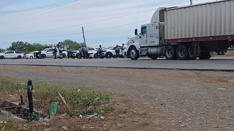 Retiran campesinos de Tamaulipas bloqueo de la carretera San Fernando-Matamoros a las 16:30 horas