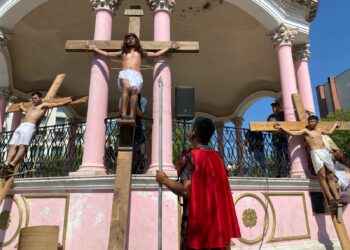 Fieles desbordan procesiones en el centro de Victoria