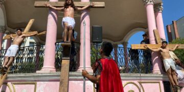 Fieles desbordan procesiones en el centro de Victoria