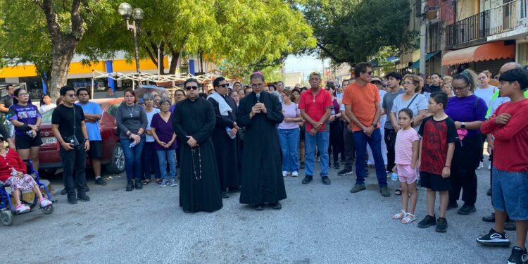 Fieles desbordan procesiones en el centro de Victoria