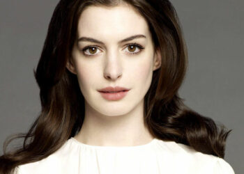 Anne Hathaway revela su batalla contra la inseguridad tras ser nombrada la más bella