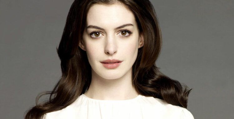 Anne Hathaway revela su batalla contra la inseguridad tras ser nombrada la más bella