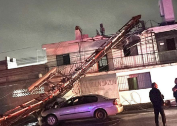 Antena colapsa sobre vehículo en colonia de Reynosa