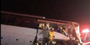 Choque entre autobús y tráiler deja dos muertos