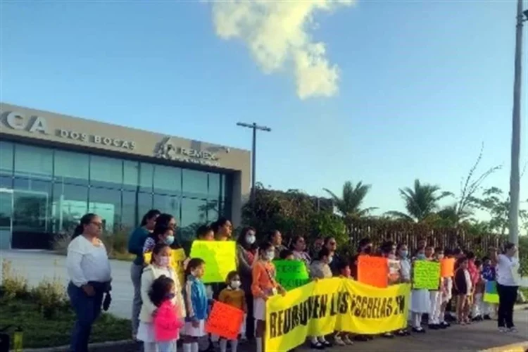 Reubicarán escuelas junto refinería Olmeca
