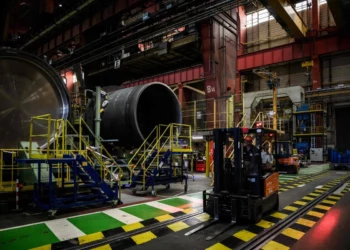 Francia fija plazos para erradicar combustibles fósiles