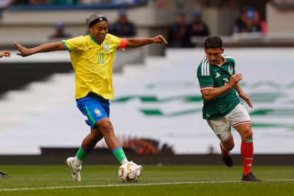 Ronaldinho recibe nueva ovación en el Estadio Azteca durante encuentro de leyendas
