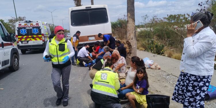 Microbús choca contra palmera; hay 15 lesionados