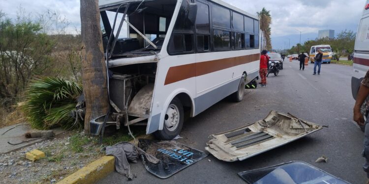 Microbús choca contra palmera; hay 15 lesionados