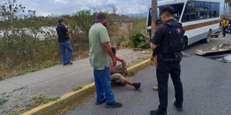 Microbús choca contra palmera; hay 15 lesionados