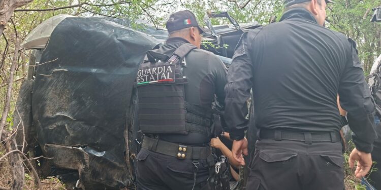 Cinco heridos tras aparatosa volcadura en carretera Victoria-Matamoros