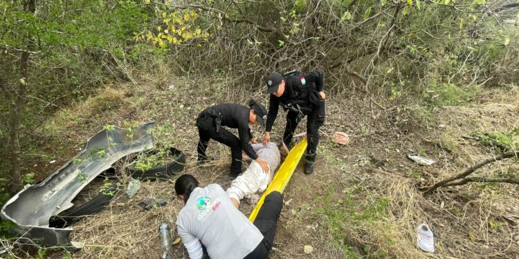 Cinco heridos tras aparatosa volcadura en carretera Victoria-Matamoros