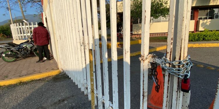 Continúa toma del Tec Victoria por conflicto estudiantil
