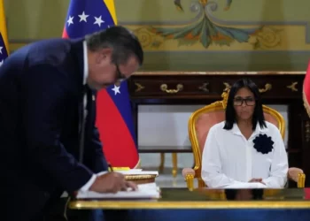 Venezuela firma acuerdos petroleros con PDVSA y Chevron