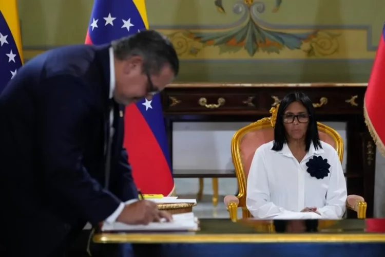 Venezuela firma acuerdos petroleros con PDVSA y Chevron