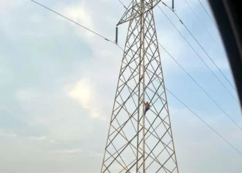 Rescatan a mujer de torre eléctrica en Apodaca