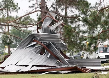 Tornado en Texas deja un muerto y escombros