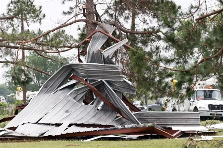 Tornado en Texas deja un muerto y escombros