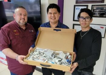 Egresados de la UPV donan equipo de automatización valuado en 200 mil pesos