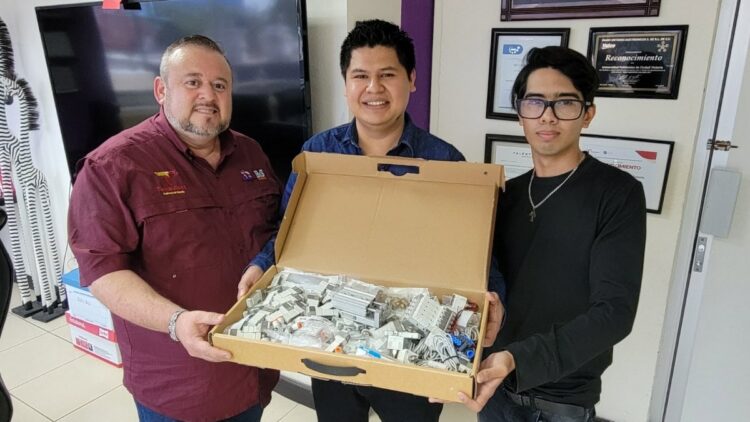 Egresados de la UPV donan equipo de automatización valuado en 200 mil pesos