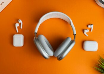 Por qué deberías dejar de usar auriculares para dormir: de la pérdida auditiva al insomnio