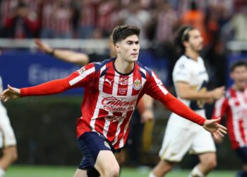 Chivas rescata el empate ante Pumas y mantiene el liderato del Clausura 2026