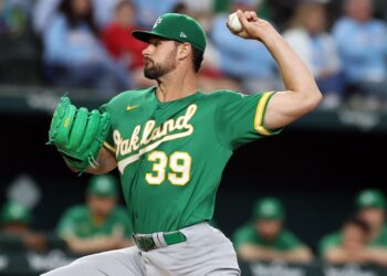 Los Atléticos vencen 2-1 a Texas y aseguran la serie