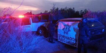 Aseguran camioneta robada, arma larga y equipo táctico