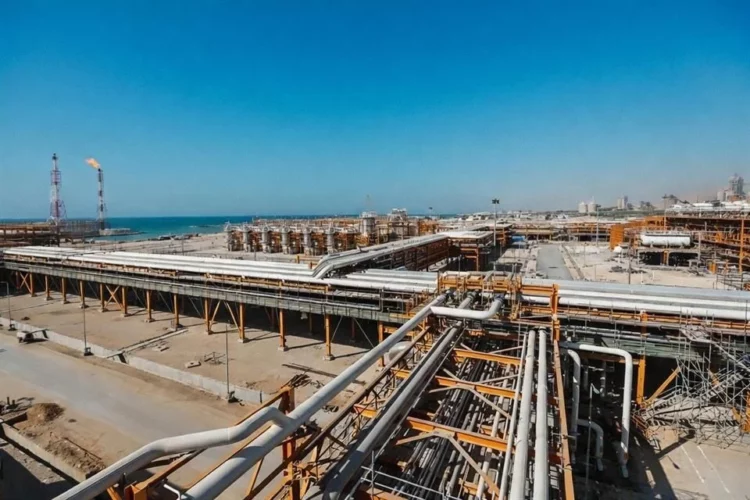 Israel golpea megaplanta petroquímica iraní