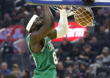 Los Boston Celtics vencen a los 76ers y se colocan a un triunfo de las semifinales del Este