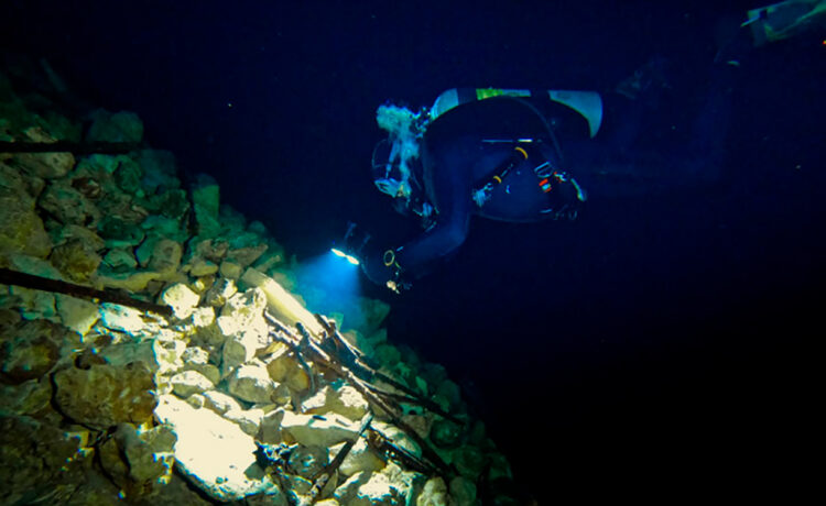 Hallazgo histórico bajo el agua: Descubren cañón y armamento del siglo XIX en un cenote