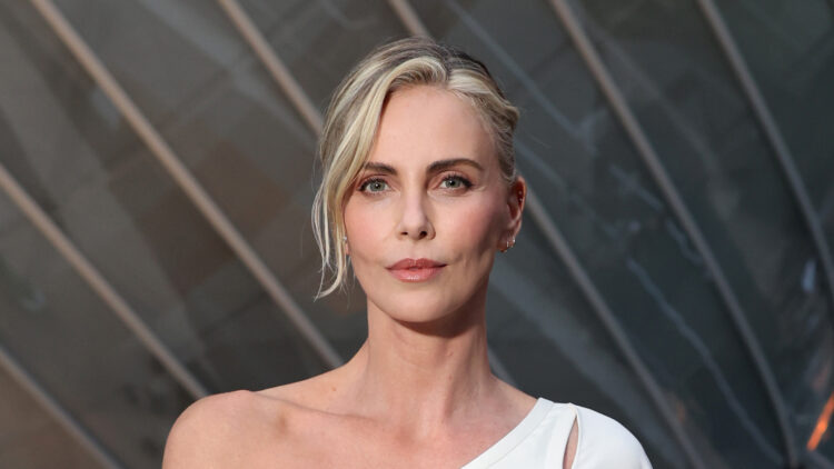 Charlize Theron contraataca: “La IA podrá reemplazar a Timothée Chalamet, pero no a un bailarín”