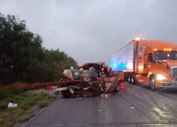 Choque contra tráiler deja un muerto en carretera