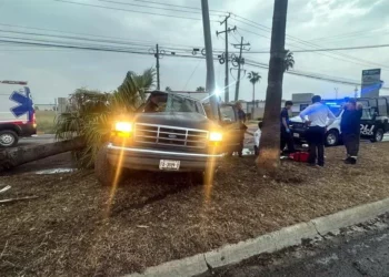 Adolescente choca camioneta; muere acompañante