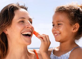 ¿Cómo aplicar bloqueador solar en barra? Sigue estos 6 pasos