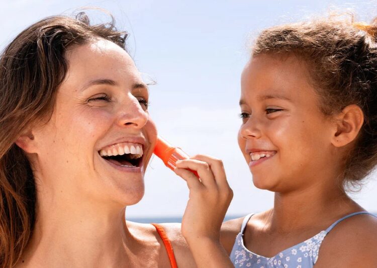 ¿Cómo aplicar bloqueador solar en barra? Sigue estos 6 pasos