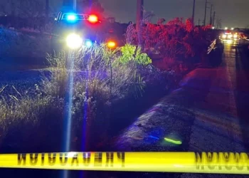 Hallan cuerpo emplayado bajo puente en carretera