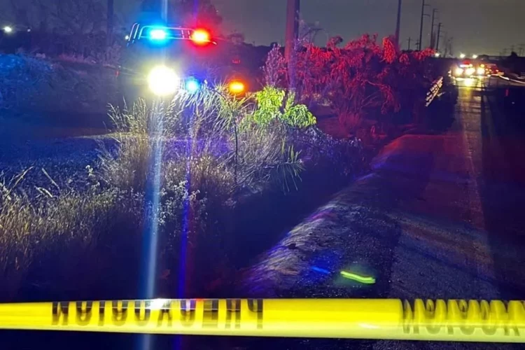 Hallan cuerpo emplayado bajo puente en carretera