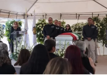 Despiden con honores a agentes fallecidos en Chihuahua