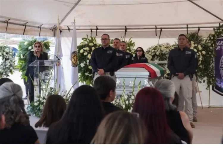 Despiden con honores a agentes fallecidos en Chihuahua