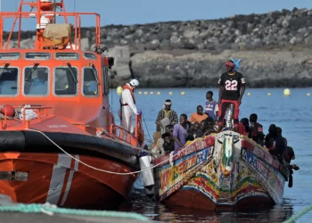 España inicia regularización masiva de migrantes indocumentados
