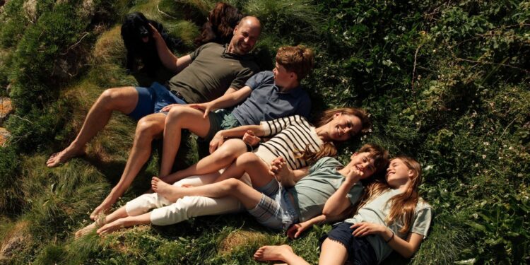 El Príncipe William y Kate Middleton celebran 15 años de matrimonio con un nuevo retrato familiar