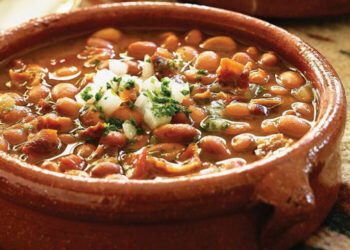 Receta de frijoles charros: Ingredientes y técnica de preparación paso a paso