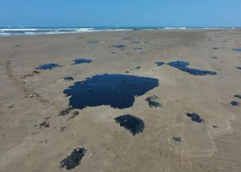 Pemex admite derrame en Golfo; cesa funcionarios