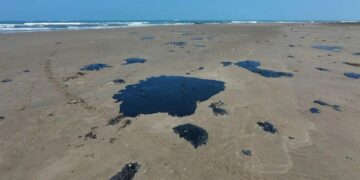 Pemex admite derrame en Golfo; cesa funcionarios