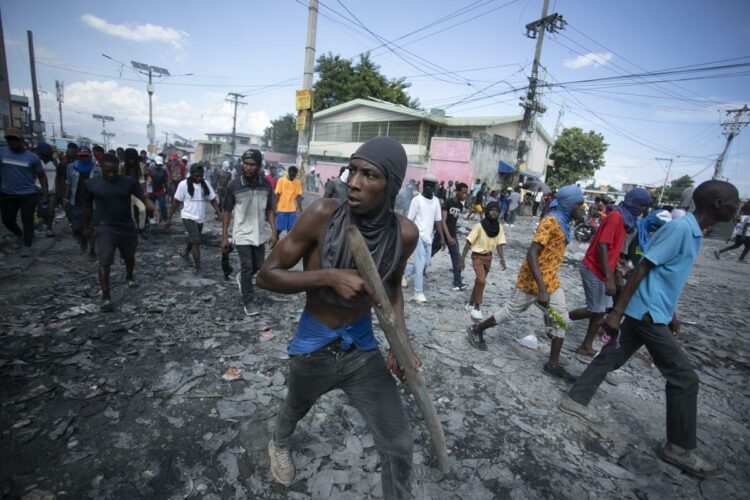 Fuerzas extranjeras antipandillas llegan a la capital haitiana